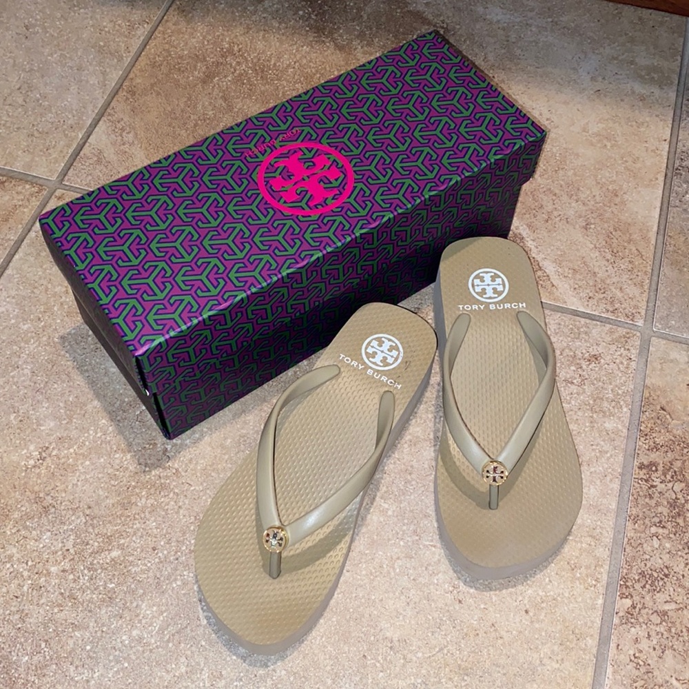 Tory Burch lightly worn size 5 wedge flip flop!